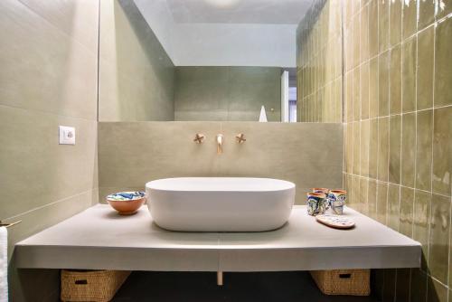 Un baño con un gran lavabo blanco sobre una encimera. en RELAIS DEI GOTI, en Roma