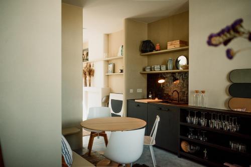 una pequeña cocina con mesa y barra en Plein 11 en Maarkedal