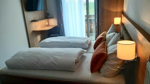 ein Hotelzimmer mit 2 Betten und einem Sofa in der Unterkunft Wirt in der Spöck in Neukirchen an der Vöckla