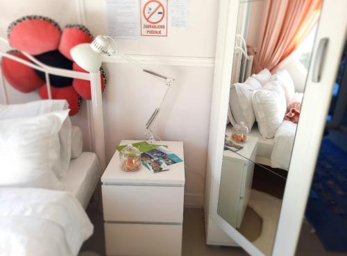 1 dormitorio con 1 cama y escritorio con lámpara en Apartman Bella Vita en Kolašin