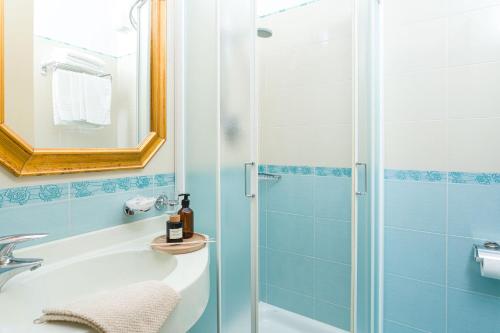 uma casa de banho com um chuveiro, um lavatório e uma banheira em Hotel Teti em Bellaria-Igea Marina