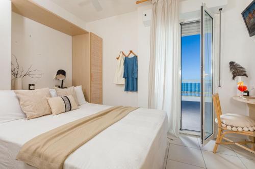 um quarto com uma cama grande e uma varanda em Hotel Teti em Bellaria-Igea Marina