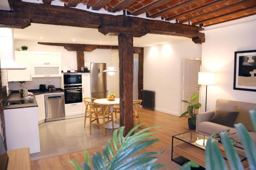 a kitchen and living room with a table and chairs at Apartamento Premium en Pleno Casco Viejo de Bilbao in Bilbao