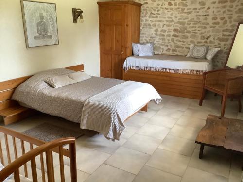 Tempat tidur dalam kamar di Gîte vallée magique Panissaud