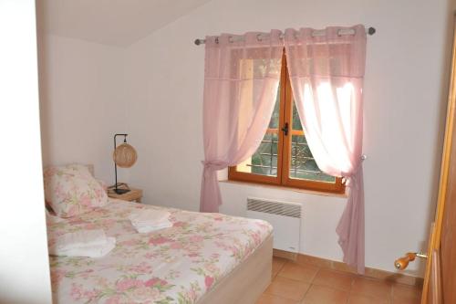 Posteľ alebo postele v izbe v ubytovaní Maison en pierre indépendante 47m² + stationnement