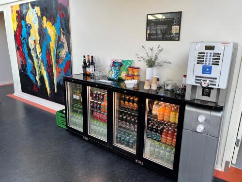 um refrigerador de bebidas num quarto com bebidas em Motel Skive em Skive