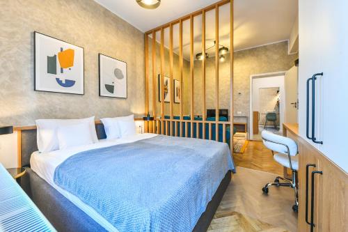 a bedroom with a bed and a desk and a chair at Designer Central Getaway in Cluj-Napoca