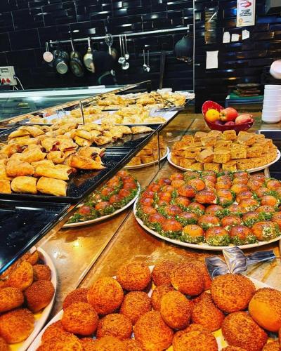 エルズルムにあるGrand Catalkaya Hotelのビュッフェ式の料理(多くの料理を含む)