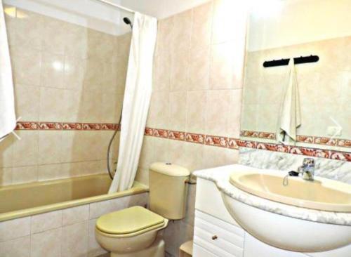 uma casa de banho com um WC, um lavatório e uma banheira em Apartamento El Tejar em Tazacorte