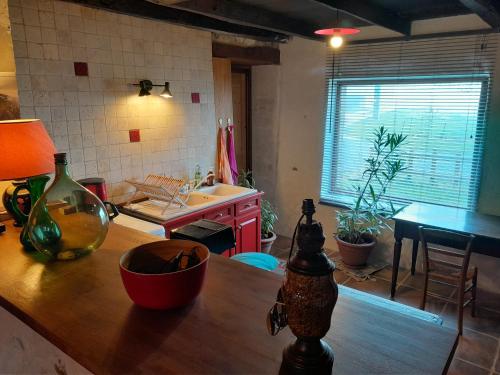 kuchnia ze stołem i blatem w obiekcie Grange rénovée et son jardin dans l'Avant Pays Savoyard w mieście Champagneux