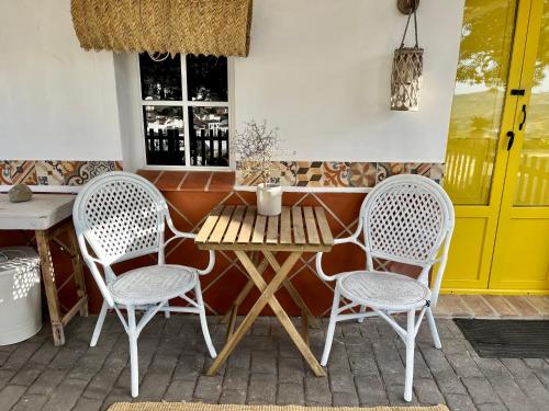 - une terrasse avec 2 chaises et une table dans l'établissement Casa Malacitano, Caminito del Rey, à Valle de Abdalagís