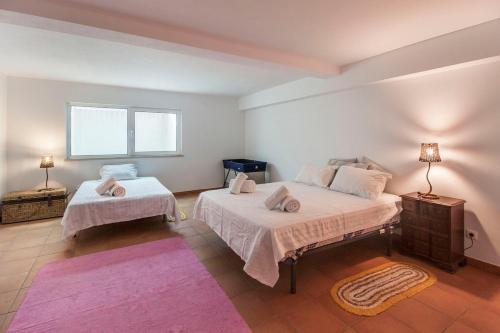 1 Schlafzimmer mit 2 Betten und einem Fenster in der Unterkunft Villa Comporta in Comporta