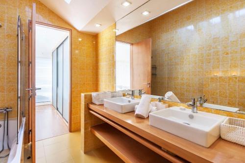 ein Badezimmer mit zwei Waschbecken und einem großen Spiegel in der Unterkunft Villa Comporta in Comporta