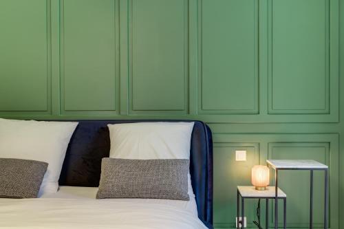 une chambre avec un lit et un mur végétal dans l'établissement La Suite - Affaire & Détente à Toulouse, à Toulouse