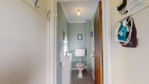 une petite salle de bains avec toilettes et un couloir dans l'établissement D57 Bramble, Riviere Towans, à Hayle