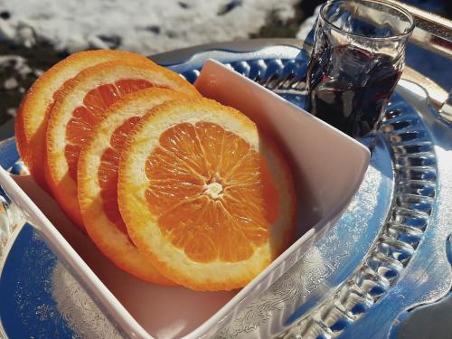 a blue plate with a orange cut in half at Apartman Bella Vita in Kolašin