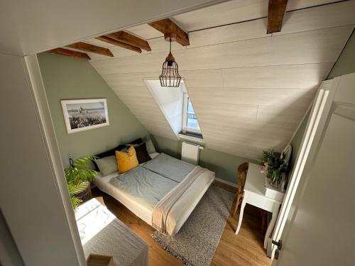 um quarto no sótão com uma cama e uma janela em Stilvolles Gästezimmer mit Bad in Mechernich-Zentrum em Mechernich