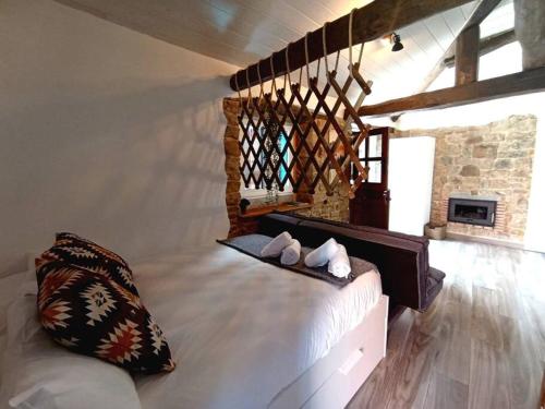 - une chambre avec un lit et 2 serviettes dans l'établissement Cabaña de Piedra en Picos de Europa, à Arenas de Cabrales