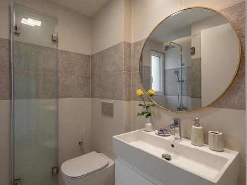Ένα μπάνιο στο Calmaliving Seaside apartments with pool