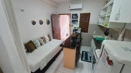 salon z białą kanapą w kuchni w obiekcie Casinha guagiru w mieście Trairi