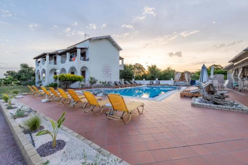 Piscina de la sau aproape de Villa Del Sol Corfu