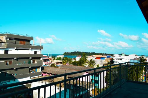uma varanda de um edifício com vista para o oceano em Catamaran6 Guest Inn em Triquinimale