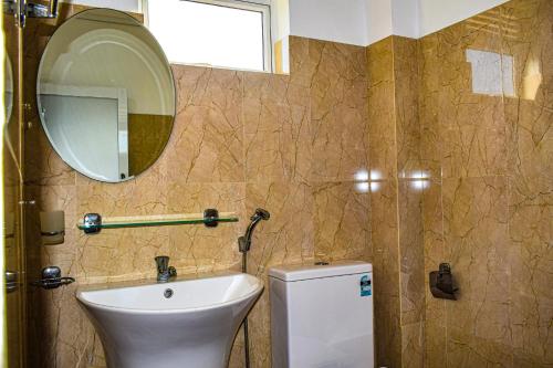 bagno con lavandino, specchio e servizi igienici di Catamaran6 Guest Inn a Trincomalee