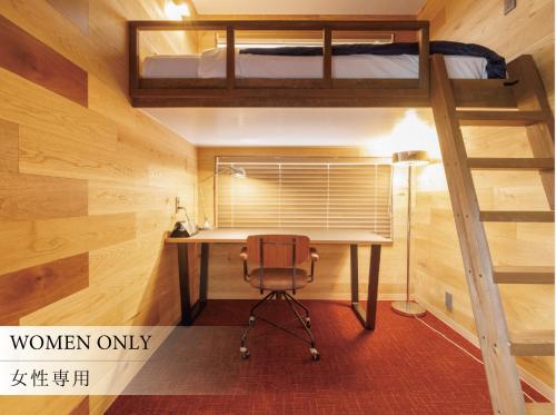 志摩市にあるthe circle apartmentのデスク、二段ベッドが備わる客室です。