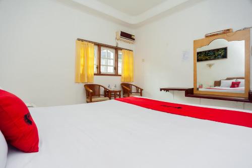 Katil atau katil-katil dalam bilik di RedDoorz @ Jalan Jendral Sudirman Jambi 2