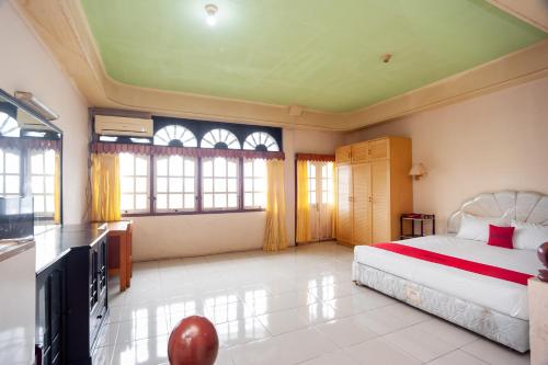 Katil atau katil-katil dalam bilik di RedDoorz @ Jalan Jendral Sudirman Jambi 2