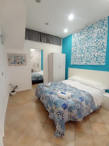 una camera con letto e parete blu di Casa bluchic a Isola delle Femmine