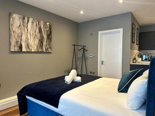 En eller flere senge i et værelse på King Size Bed Central Location Stylish Studio TMS