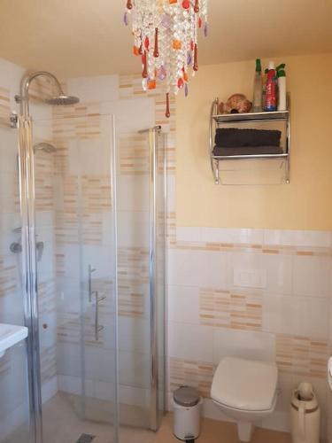 Bilik mandi di Kleine gemütliche Altstadt-, Monteurwohnung in Wittstock