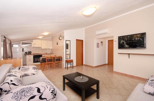 salon z kanapą i stołem w obiekcie Apartments Villa Amfora w Rovinj