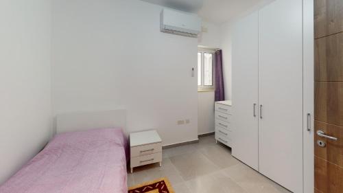 En eller flere senger på et rom på Modern 3-bedroom apartment Pieta