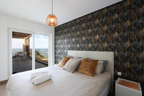 En eller flere senger på et rom på T2-Marina Mar-Condomínio de Luxo