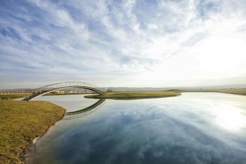 a bridge over a body of water at Ambassadori Kachreti Golf Resort in Kachretʼi