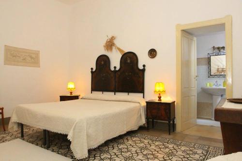1 dormitorio con 1 cama grande y baño en Sa Pruninca en Villanova Monteleone