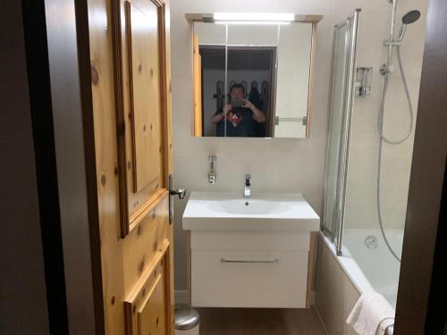 マリア・アルム・アム・シュタイナーネン・メアーにあるSonnleiten Apartmentの洗面台付き浴室の写真を撮る者