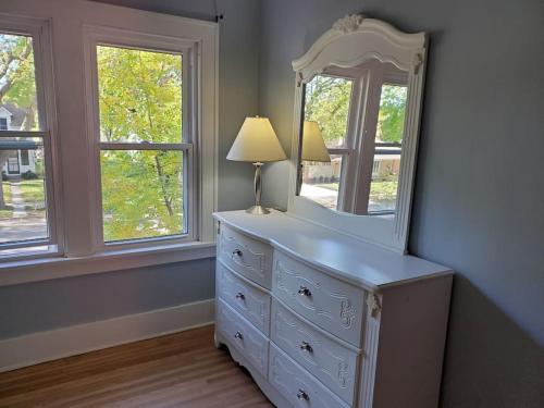 - une commode blanche avec un miroir au-dessus dans l'établissement Glencoe-freshly remodeled-pets ok-4 bedrooms-grill, à Glencoe