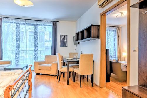 sala de estar con mesa y sillas en una habitación en Budapest Central Apartments, en Budapest