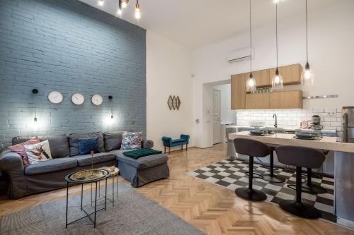 Kuchyňa alebo kuchynka v ubytovaní Industrial Fantasy Apartment