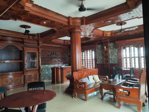 un soggiorno con mobili in legno e tavolo di Beat Hotel Siem Reap a Siem Reap
