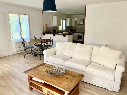 un salon avec un canapé blanc et une table dans l'établissement Maison à Castellane, à Castellane