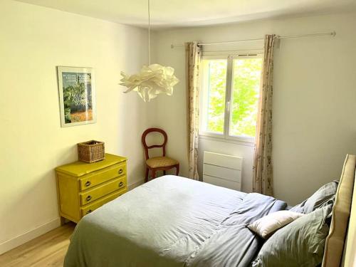 カステラーヌにあるMaison à Castellaneのベッドとドレッサーと窓のある寝室