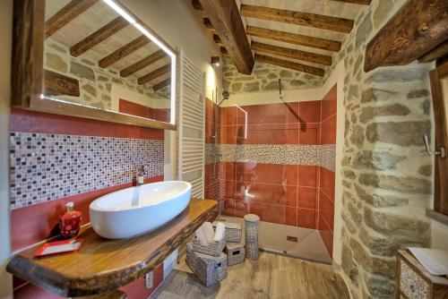 Bathroom sa Villa Mulino by PosarelliVillas