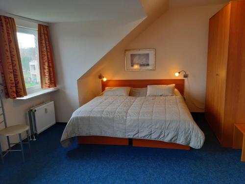 ein Schlafzimmer mit einem großen Bett mit zwei Kissen in der Unterkunft E 221, Alte Werft 24 in Lübeck