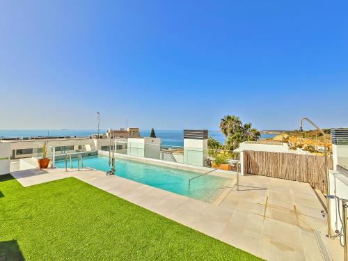 Oceanfront Duplex with a Rooftop Pool and Terrace