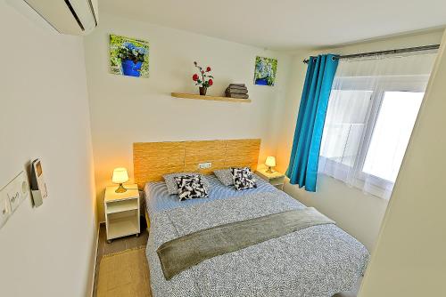 - une chambre avec un lit et 2 oreillers dans l'établissement Oceanfront Duplex with a Rooftop Pool and Terrace, à El Puerto de Santa María