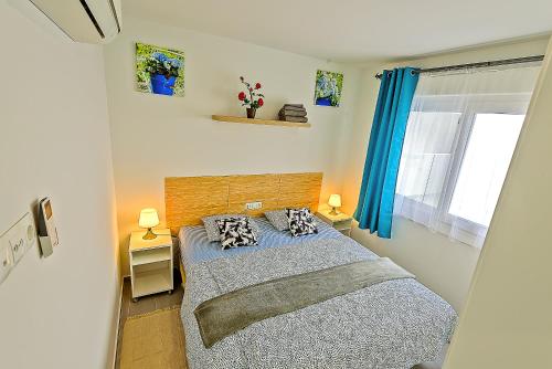 Katil atau katil-katil dalam bilik di Oceanfront Duplex with a Rooftop Pool and Terrace
